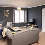 Harlow Manor Lt By Furnished - Large House - Army Base - Relocating Families - Business 別荘
