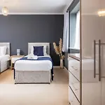 בית נופש Harlow Manor Lt By Furnished - Large House - Army Base - Relocating Families - Business הרוגייט