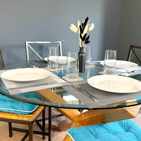 Harlow Manor Lt By Furnished Accommodation - Large House - Army Base - Relocating Families - Business Stays