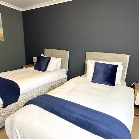 Harlow Manor Lt By Furnished Accommodation - Large House - Army Base - Relocating Families - Business Stays