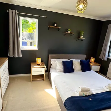 Holiday home Harlow Manor Lt By Furnished Accommodation - Large House - Army Base - Relocating Families - Business Stays *