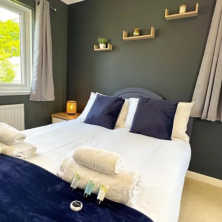 Harlow Manor Lt By Furnished Accommodation - Large House - Army Base - Relocating Families - Business Stays