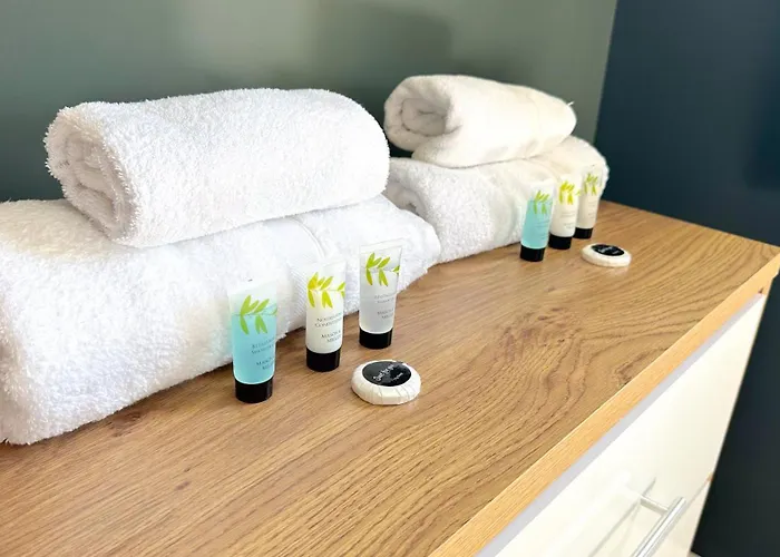 Semesterbostad Harlow Manor Lt By Furnished - Large House - Army Base - Relocating Families - Business