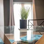 Дом отдыха Harlow Manor Lt By Furnished - Large House - Army Base - Relocating Families - Business Харрогейт