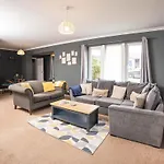 Дом отдыха Harlow Manor Lt By Furnished - Large House - Army Base - Relocating Families - Business Харрогейт