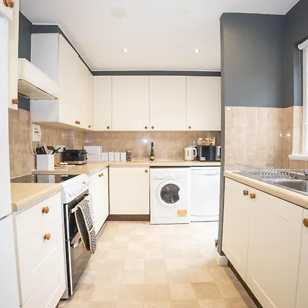 Harlow Manor Lt By Furnished - Large House - Army Base - Relocating Families - Business بيت للعطل