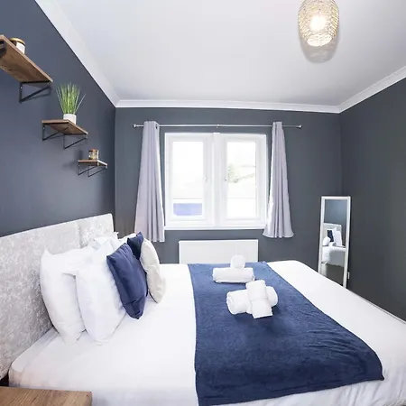 Harlow Manor Lt By Furnished - Large House - Army Base - Relocating Families - Business بيت للعطل